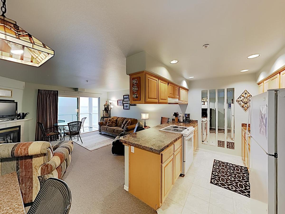 New Listing! Bay-View Beauty With Private Balcony Condo Lincoln City Exteriör bild